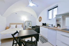L'ESPERANCE Studio joli petit situé dans le Suquet, proche des commerces, Palais et plages
